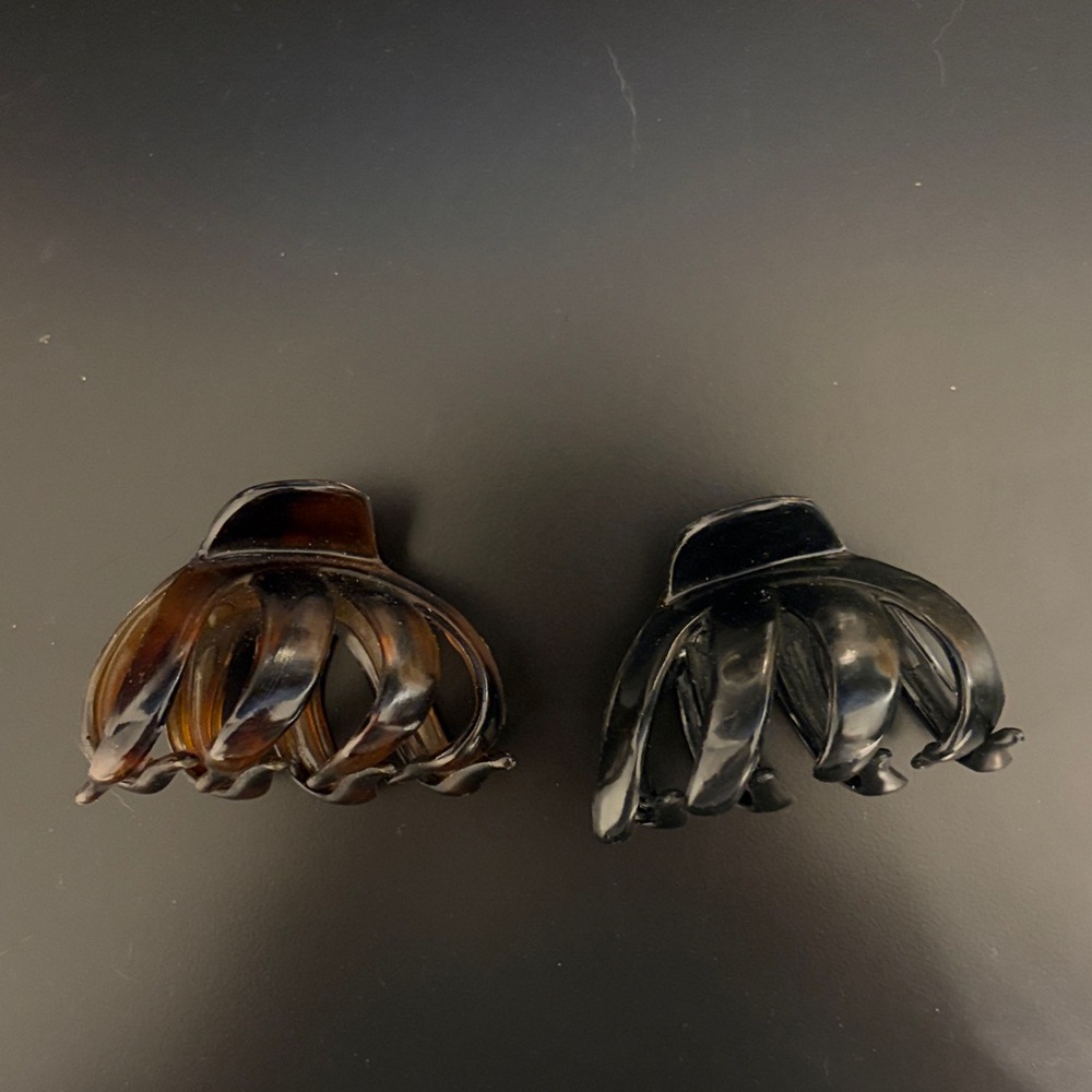 Pair of Hair Claw Clips - Black and Tortoiseshell